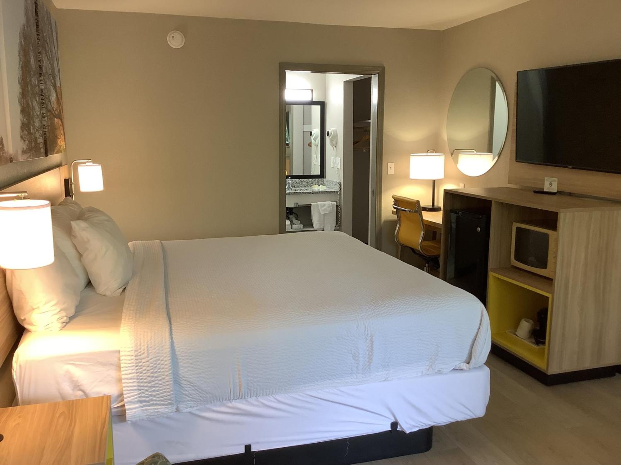 Days Inn By Wyndham Kingdom City מראה חיצוני תמונה