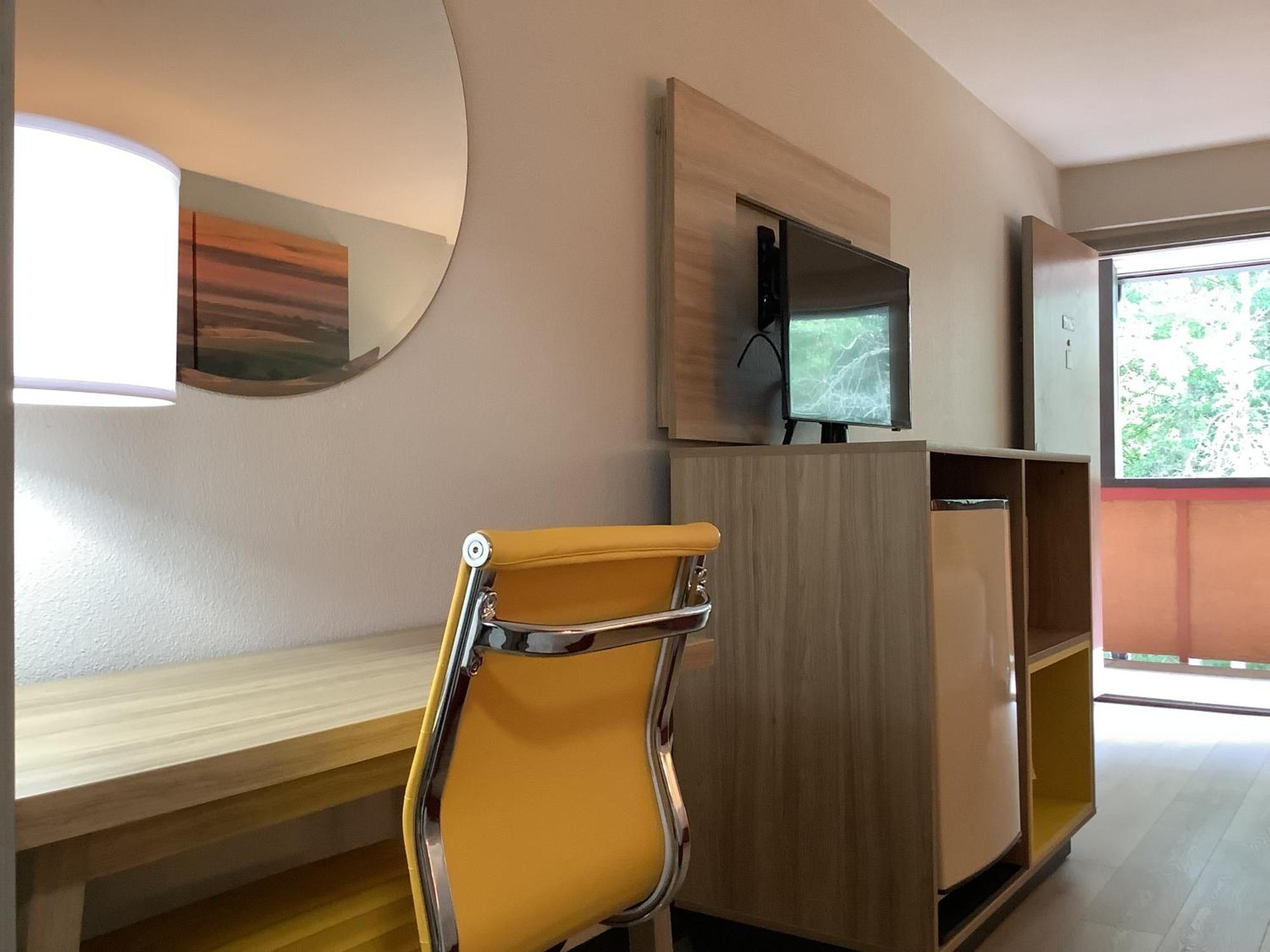 Days Inn By Wyndham Kingdom City מראה חיצוני תמונה