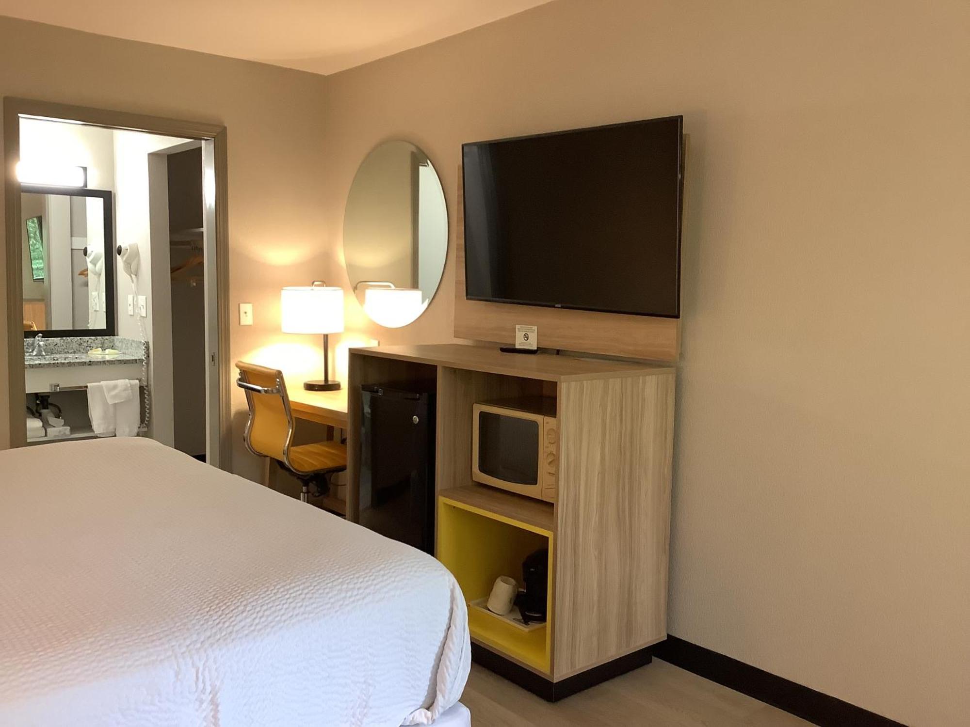 Days Inn By Wyndham Kingdom City מראה חיצוני תמונה