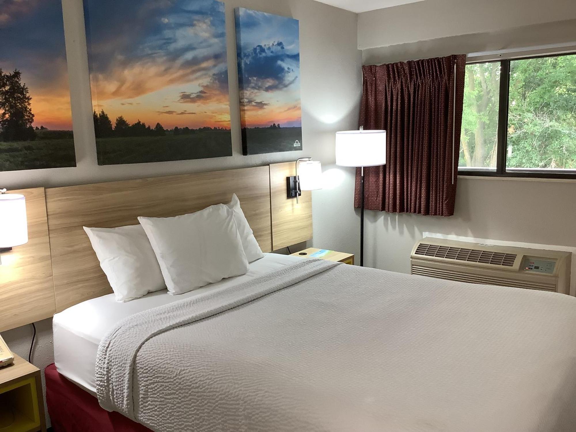 Days Inn By Wyndham Kingdom City מראה חיצוני תמונה