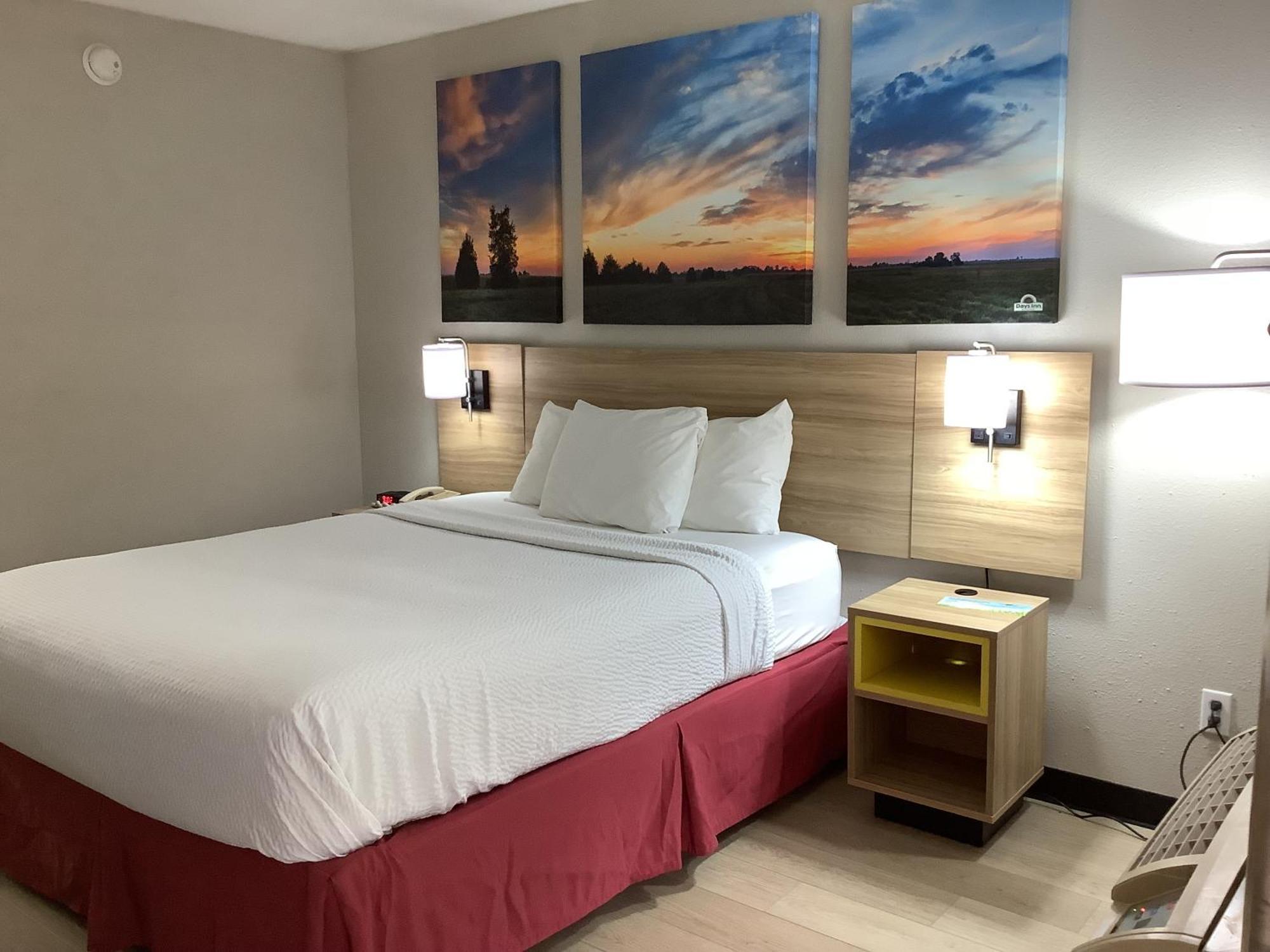 Days Inn By Wyndham Kingdom City מראה חיצוני תמונה