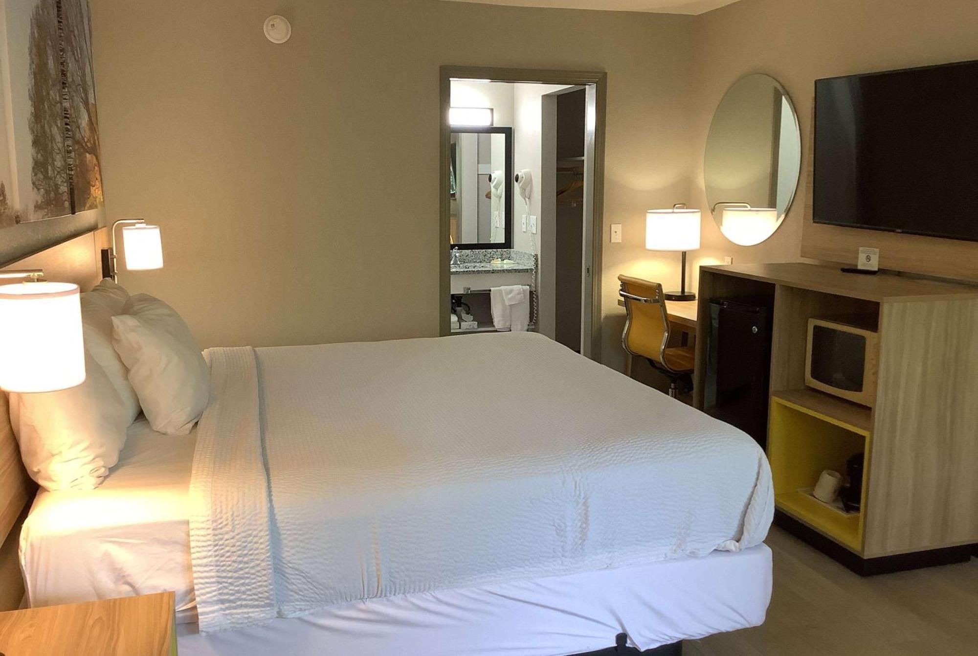 Days Inn By Wyndham Kingdom City מראה חיצוני תמונה