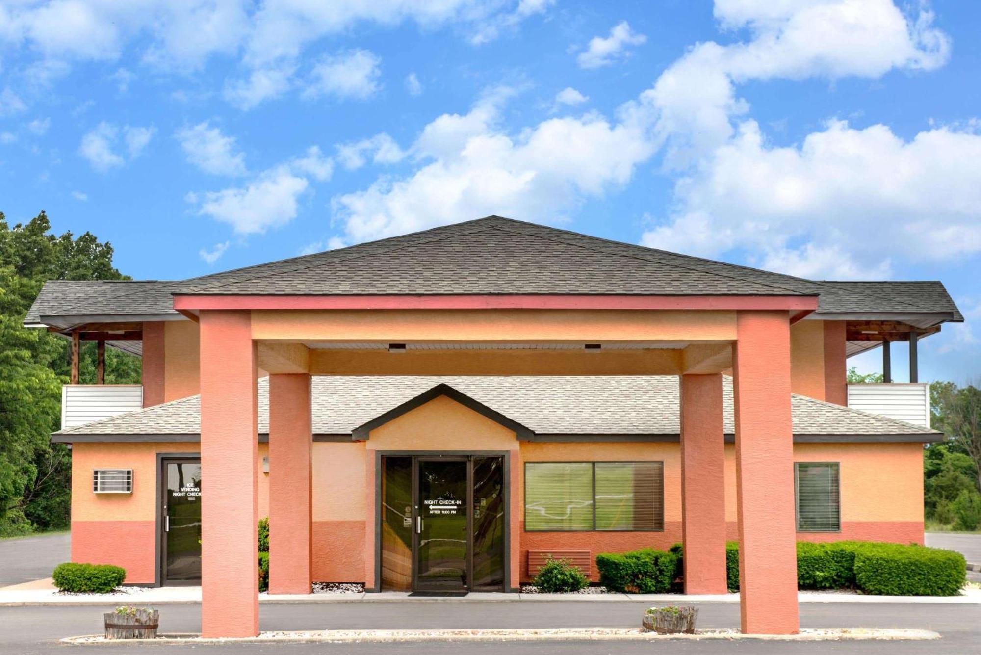 Days Inn By Wyndham Kingdom City מראה חיצוני תמונה