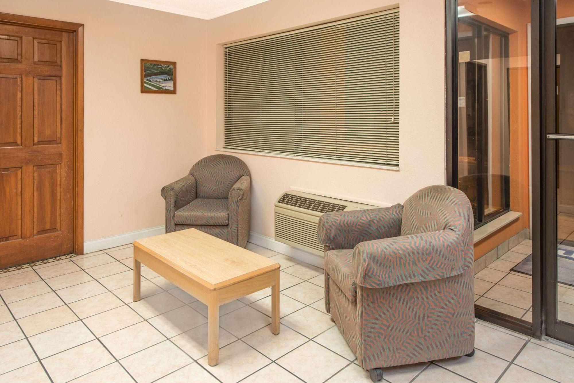 Days Inn By Wyndham Kingdom City מראה חיצוני תמונה