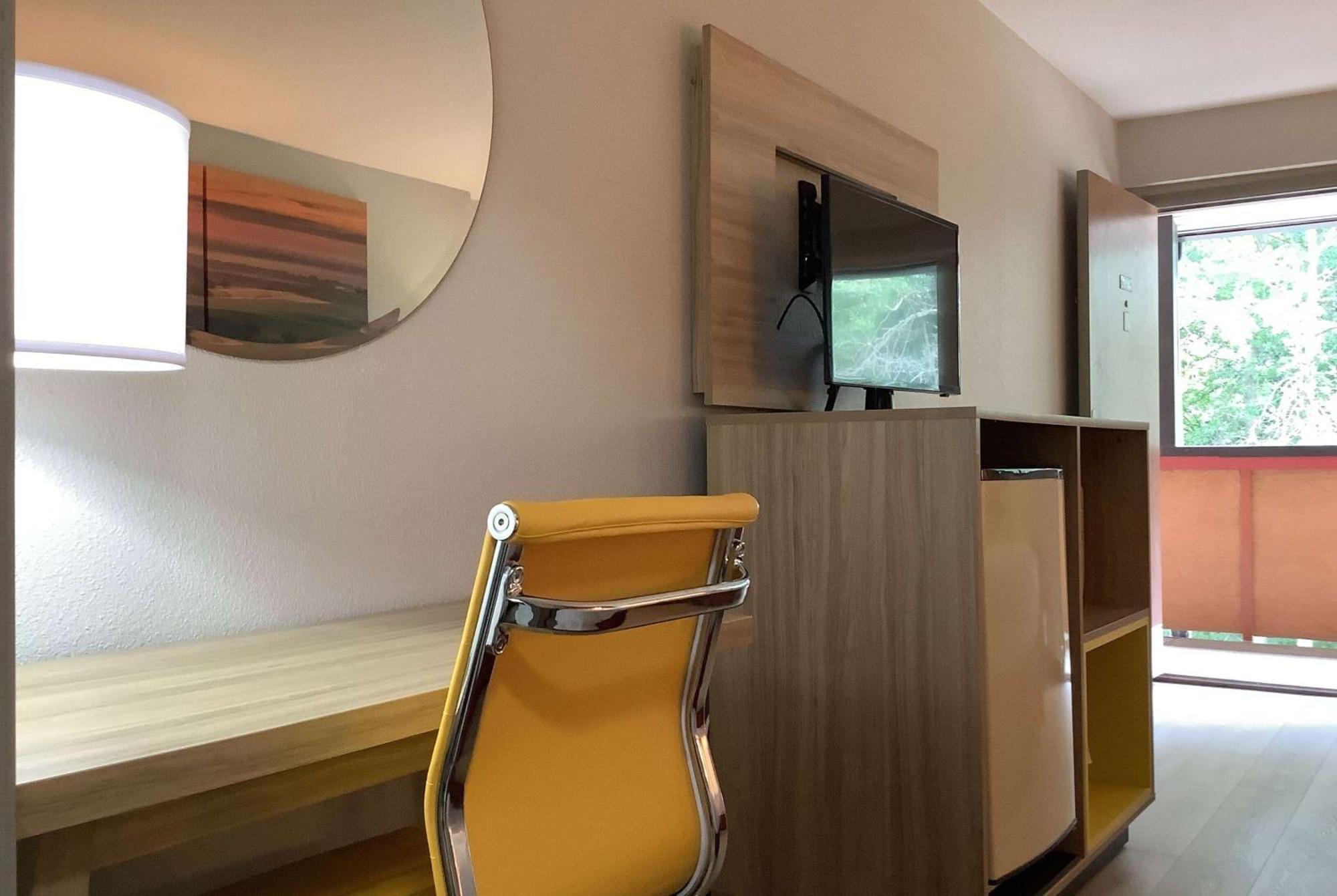 Days Inn By Wyndham Kingdom City מראה חיצוני תמונה